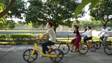 青春大学生推自行车散步聊天高清图片下载-正版图片500392138-摄图网