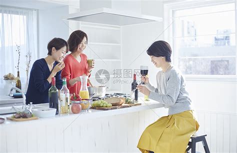 有趣快乐女人和朋友一起吃饭高清图片下载-正版图片502187224-摄图网