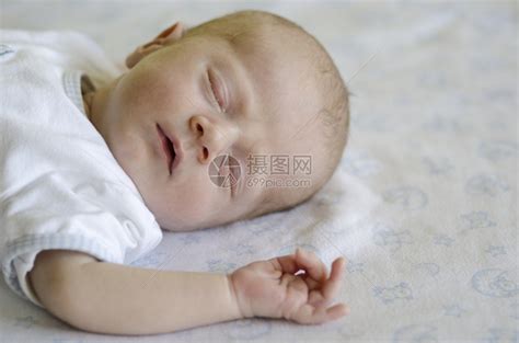 男睡着了脚可爱的婴儿睡在背上脸像一个甜美的婴儿睡在背上做梦高清图片下载-正版图片307787287-摄图网