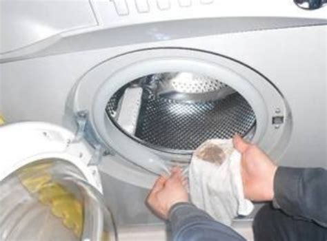 如何清洗洗衣机内部的污垢 关闭进水阀门和前门
