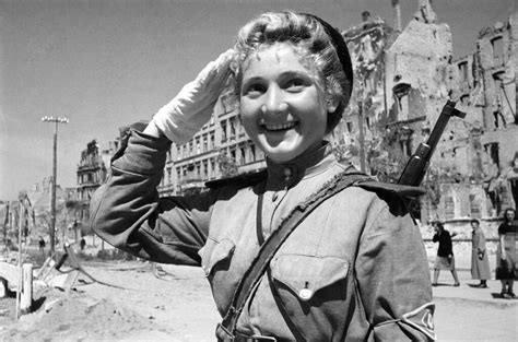【彩色老照片】二战苏联卫国战争中的漂亮女兵 - 派谷老照片修复翻新上色