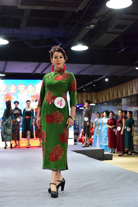 旗袍模特国家队入选仪式在青岛举行，百名佳丽秀旗袍美韵|旗袍|美韵|模特_新浪新闻