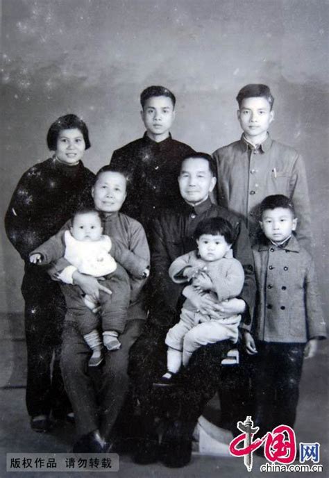 [老照片]家庭合影：见证小家团圆幸福的珍贵印记_图片中国_中国网