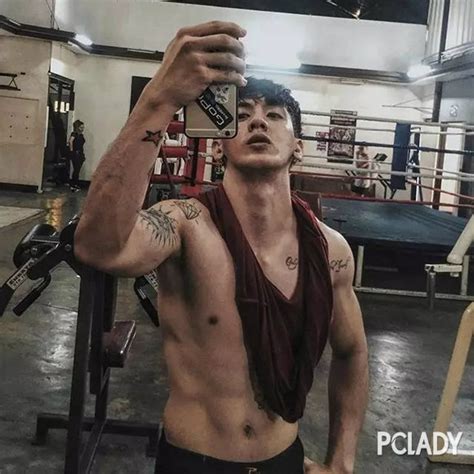Instagram当红裸体男模私照被曝，表情超销魂_太平洋时尚网图库