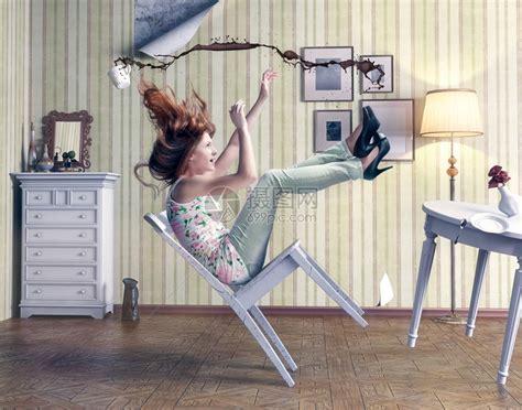 女孩从老式房间的椅子上掉下来高清图片下载-正版图片504761938-摄图网