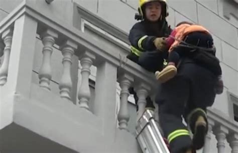 3岁女童从三楼窗户跌至二楼阳台 消防队“爬梯”救人_上海滩_新民网