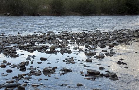 河里的石头高清摄影大图-千库网