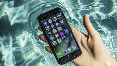 手机进水了怎么处理比较好，拯救手机的4个要点(要立即关机) — 久久经验网