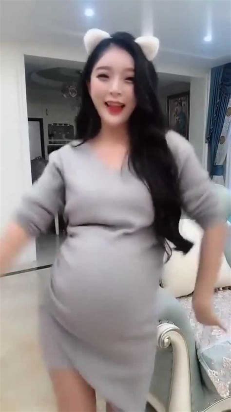这是怀孕八个月的孕妇，挺着个大肚子还这么皮，心真大！_腾讯视频