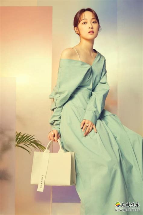 韩国女艺人金宝拉为代言品牌拍摄一组春季宣传照，展现出她独特时尚气质-新闻资讯-高贝娱乐