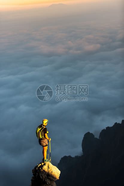 站在山顶的人多云的高清图片下载-正版图片505326386-摄图网