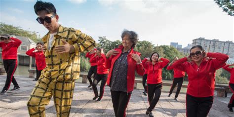 海南一6旬老太跳广场舞成网红 有多“6”看视频就知道了_视频_长沙社区通