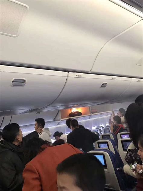 突发 | 乘客登机过程中，所携带充电宝冒烟着火！紧急处置后，目前事态已平息 - 周到上海