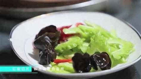 12岁男孩灶台做菜，动作老练有条不紊，菜品出锅让人意外_腾讯视频