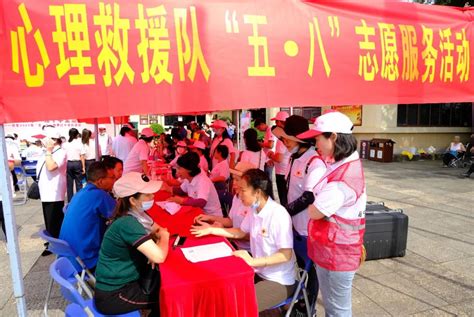 红白色女孩爱心红十字科普手绘世界红十字日节日宣传中文海报 - 模板 - Canva可画