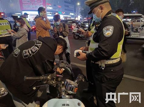 南宁警方开展“风云四号”行动 出动5684警力抓获120名违法嫌疑人_头盔