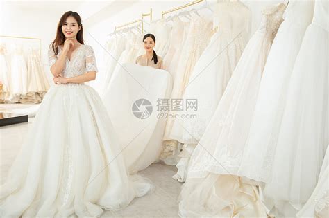 准新娘婚纱店与设计师沟通定制婚纱高清图片下载-正版图片501654689-摄图网