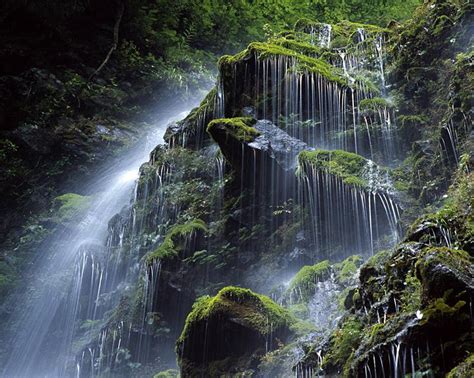 龙门雪山下，七星耀湔江|界面新闻