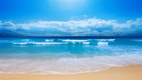 高清晰蓝天碧水的沙滩