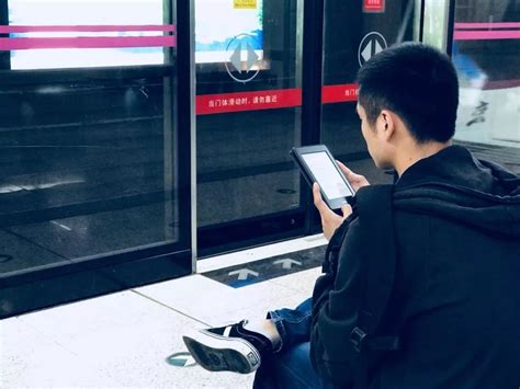 父子利用通勤时间在地铁上全程看书：家长是孩子最好的榜样_腾讯视频