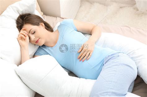 在家睡在产妇枕头上的年轻孕妇高清图片下载-正版图片503822963-摄图网