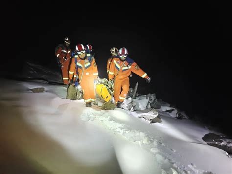 2名游客被困海拔4300米雪山，多部门联合解救_七环视频_澎湃新闻-The Paper