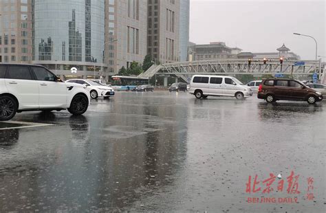 北京三预警齐发！天空乌云密布，雷阵雨即将来临_京报网