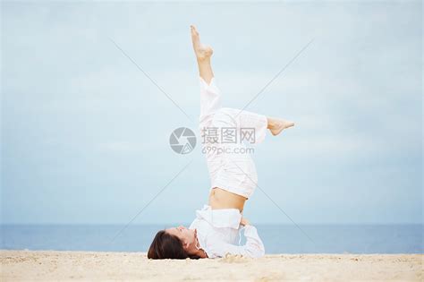 海滩上的女人天堂休息自由活力女性瑜伽天空女孩假期旅行高清图片下载-正版图片321173325-摄图网
