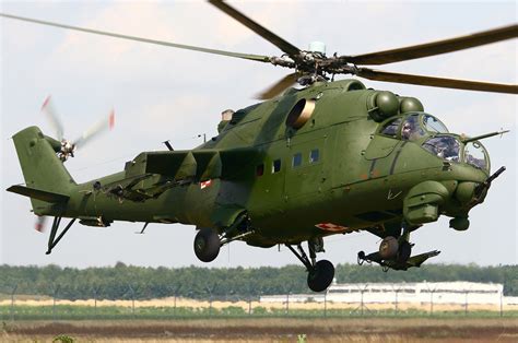 乌军陆军航空兵飞越第聂伯河发动攻击，直升机超低空扫射俄军阵地