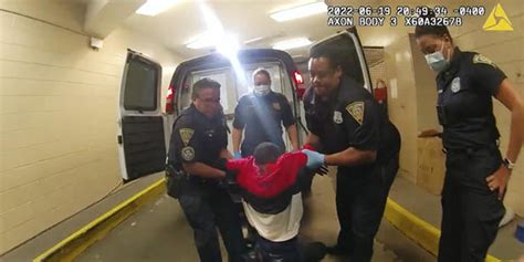 美国警方执法过程中致一非裔男子瘫痪 5人将接受审判_手机新浪网