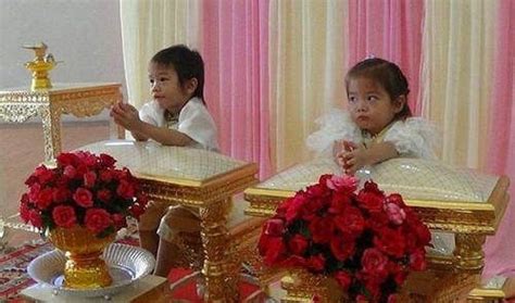泰国父母给3岁龙凤胎子女举行婚礼 称可避免厄运_巴拉排行榜