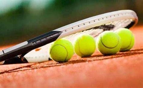 详述网球单打场地与双打场地的区别？详述