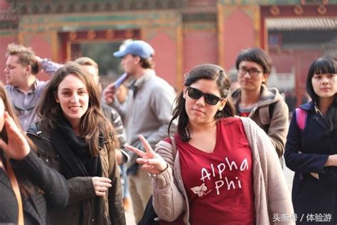 欢迎外国人来中国旅游并且遵守规则的英语作文Word模板下载_编号lkpxppmv_熊猫办公