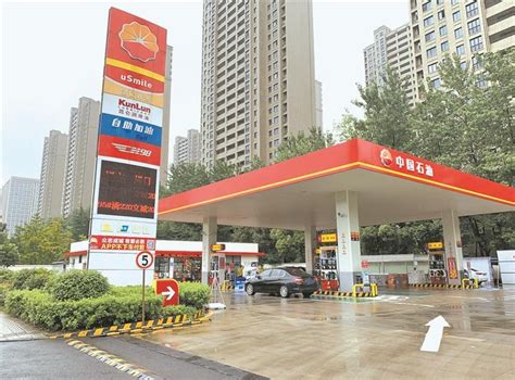 像加油一样方便！中石化在上海布局充电桩 1月18日，上海石油新泾加油站充电站正式启用。这是不到三周时间，中石化在上海新开业的第二座 新能源 ...