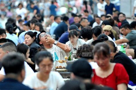 山东淄博：烧烤热度不减-人民图片网