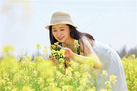春日赏花的少女高清图片下载-正版图片507707381-摄图网