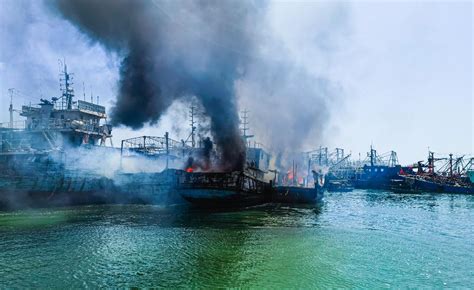 港内渔船突然起火，所幸扑救及时！_看看新闻网