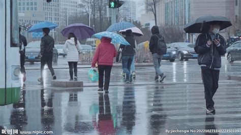 雨中打伞的行人__人物_实拍视频_多媒体图库_昵图网nipic.com