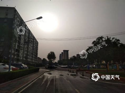 北京遭遇入冬后首场降雨 道路湿滑行人撑伞出行-图片-中国天气网