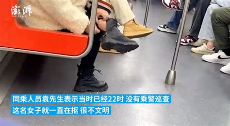 女子在地铁上脱鞋抠脚，死皮掉一地！同乘人看不下去了：很不文明_北晚在线