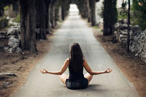 无忧无虑的平静的女人在大自然中沉思。寻找内心的平静。瑜伽练习。精神疗愈的生活方式。享受和平, 抗压力