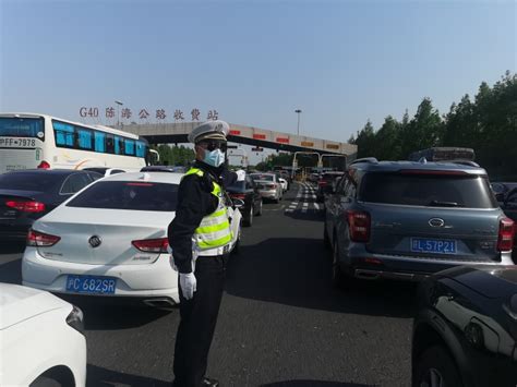 G40沪陕高速长江隧桥段迎来返程大车流，警方全力保畅。崇明公安 供图