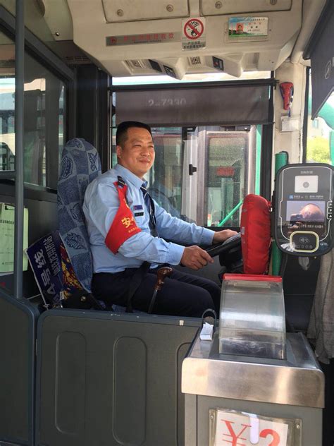 这个“公主抱” 温暖了很多人！杭州公交司机帮白发老人上下车_杭州网