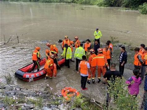 跨州救援！丹巴12名洪峰中被困房顶的村民脱险_手机新浪网