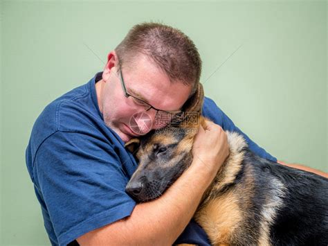 年轻人拥抱和安慰他的狗高清图片下载-正版图片503236826-摄图网