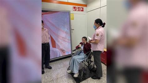 孕妇晕倒在上海地铁车厢，乘客和站务员爱心接力帮扶_围观_澎湃新闻-The Paper