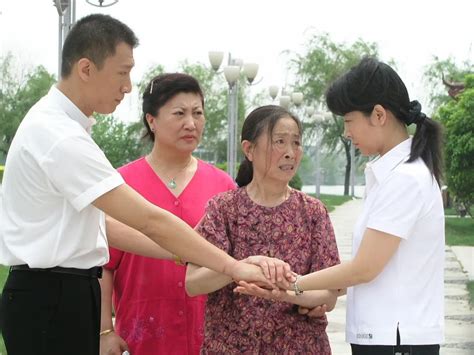 闫妮，王砚辉，张逸杰，翟潇闻主演，讲述重组家庭的故事