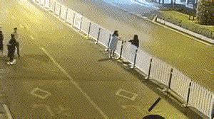 2名女子酒后推倒上百米护栏过马路 被拘留5天_凤凰网视频_凤凰网