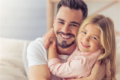 英俊父亲和可爱女儿的肖像拥抱看着摄影高清图片下载-正版图片504938665-摄图网