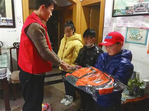 【暖新闻】返乡大学生志愿者带着“爱心背包”度寒假 化身“结伴大使”帮扶留守儿童-盐城新闻网